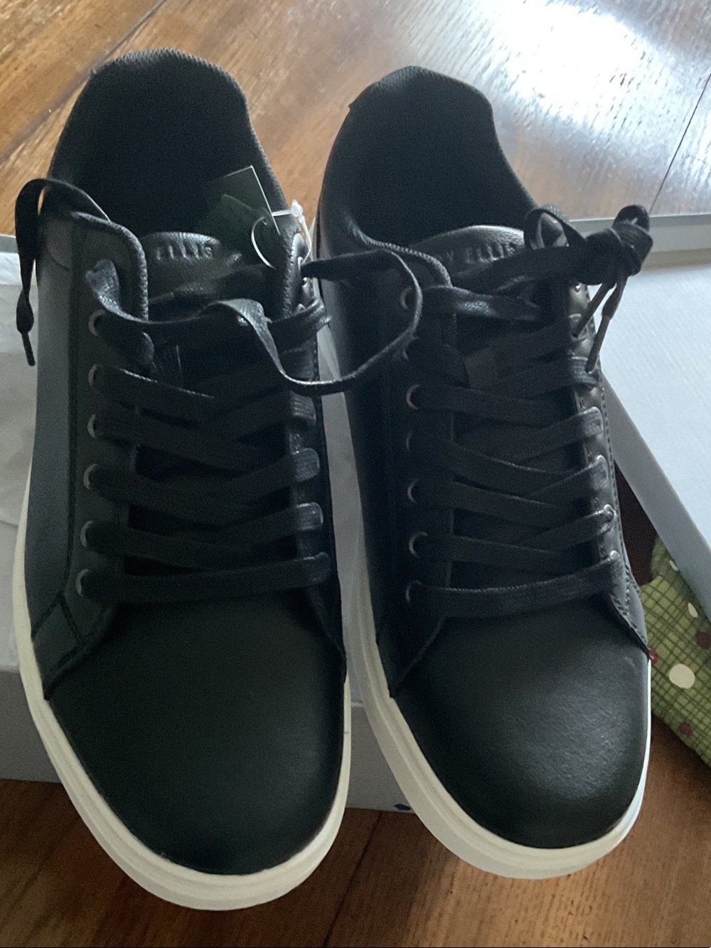 Perry Ellis Black Low-Top Sneakers with White Sole, leather upper